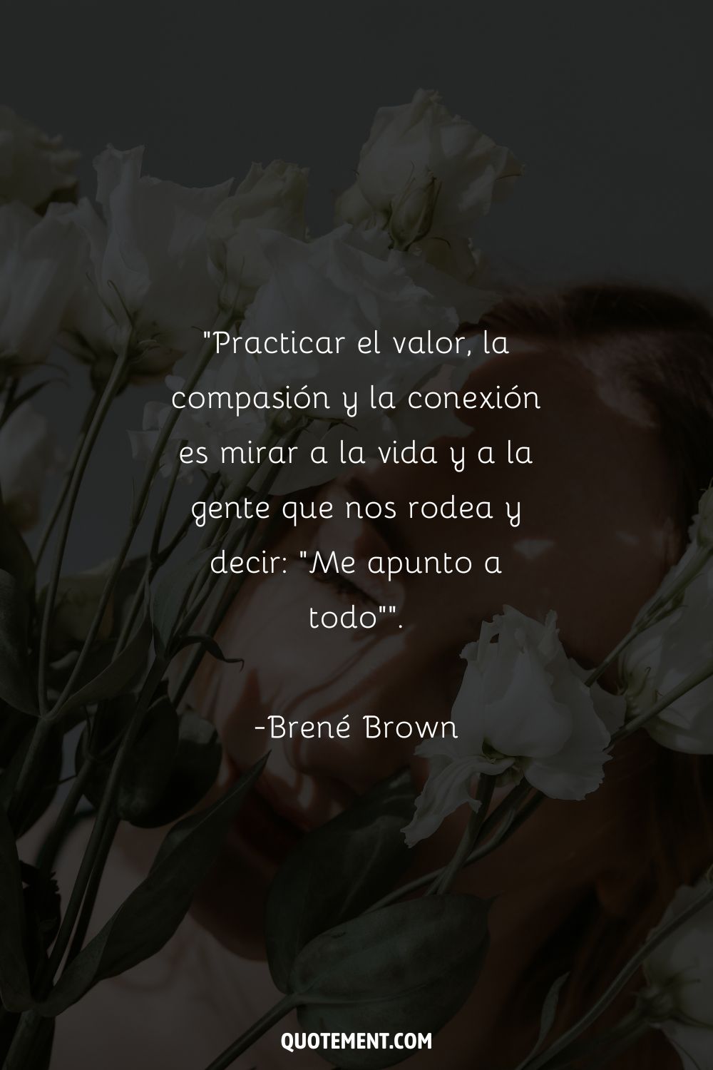 Un ramo de rosas blancas sobre el rostro de una mujer que representa la cita de Brene Brown sobre el valor