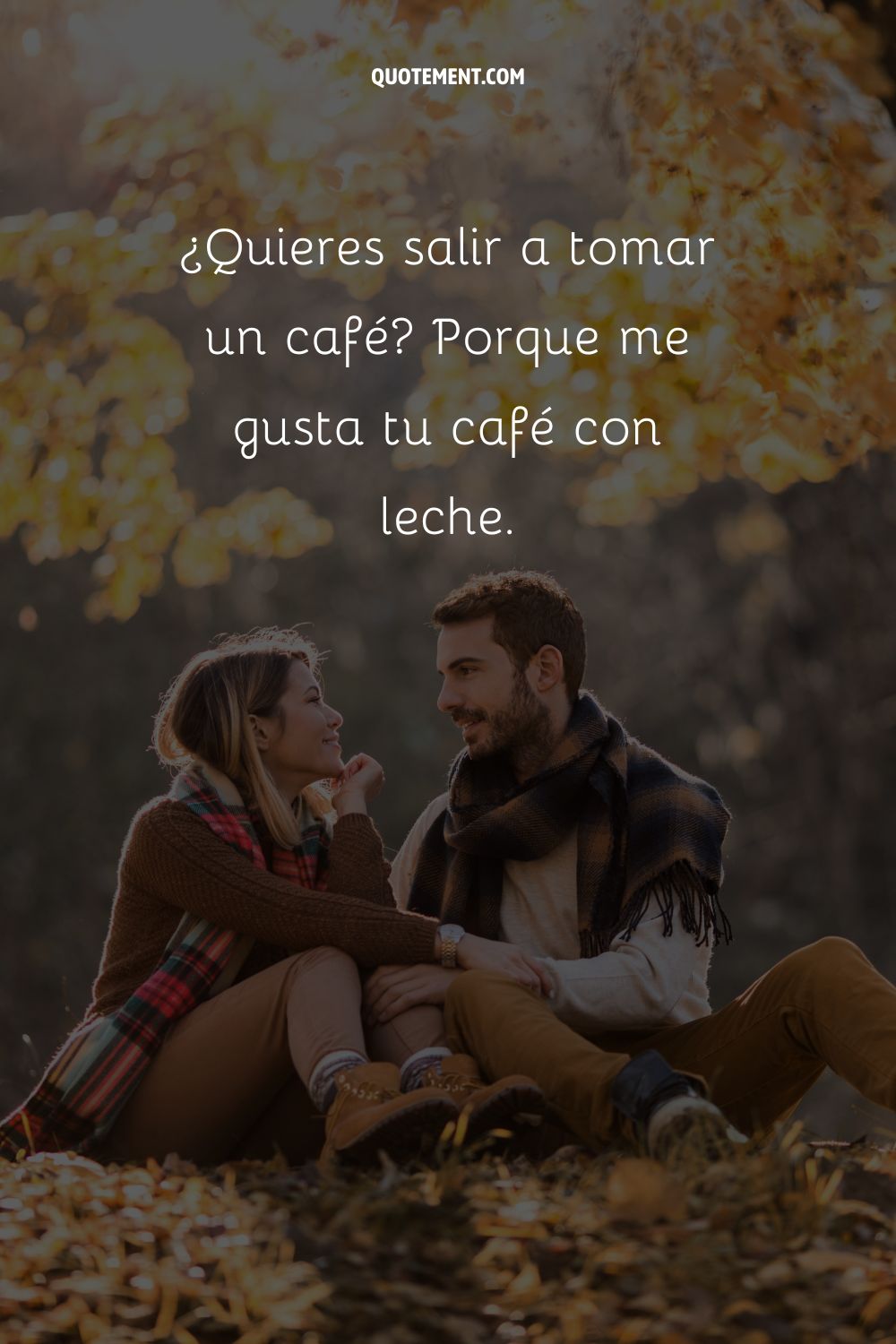 pareja entre hojas otoñales compartiendo una mirada cariñosa que representa el mejor ligue de otoño