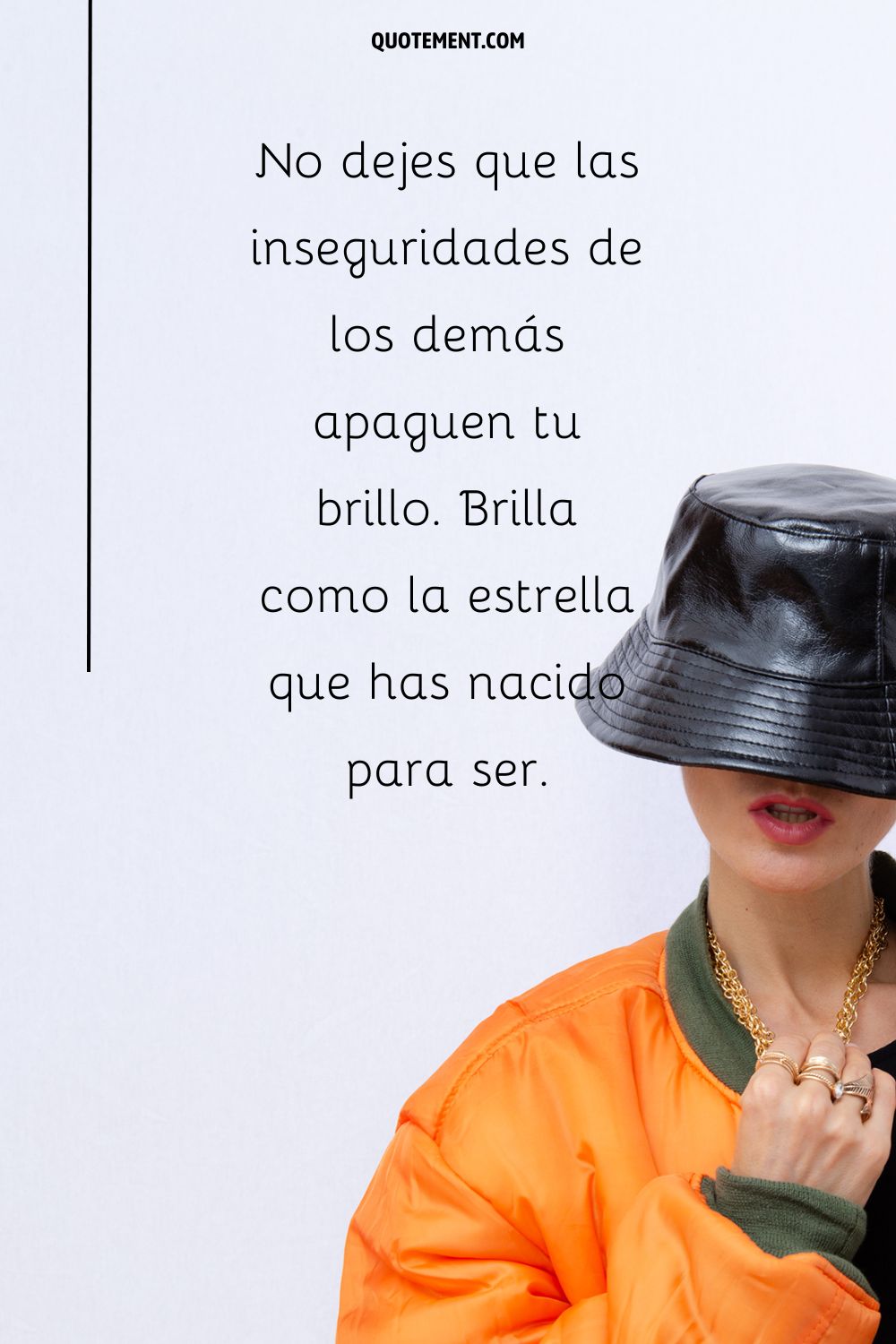 una chica con una chaqueta naranja y un sombrero negro que representa la actitud superior captio