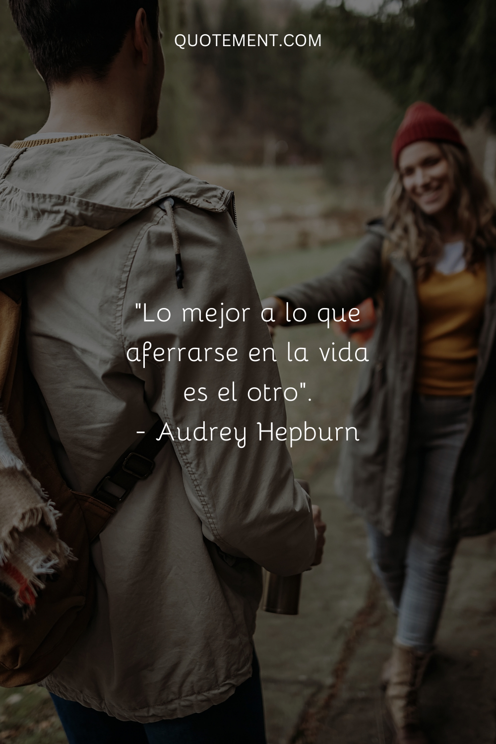 Lo mejor a lo que aferrarse en la vida es el otro. - Audrey Hepburn