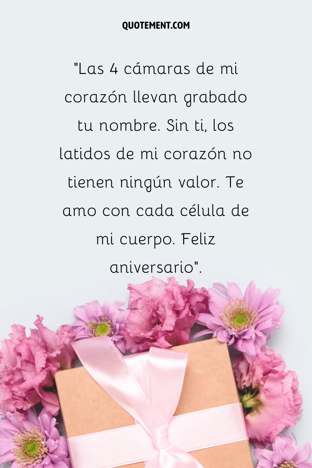 Flores rosas alrededor de una caja de regalo marrón que representa el más bello deseo de 1er aniversario de matrimonio