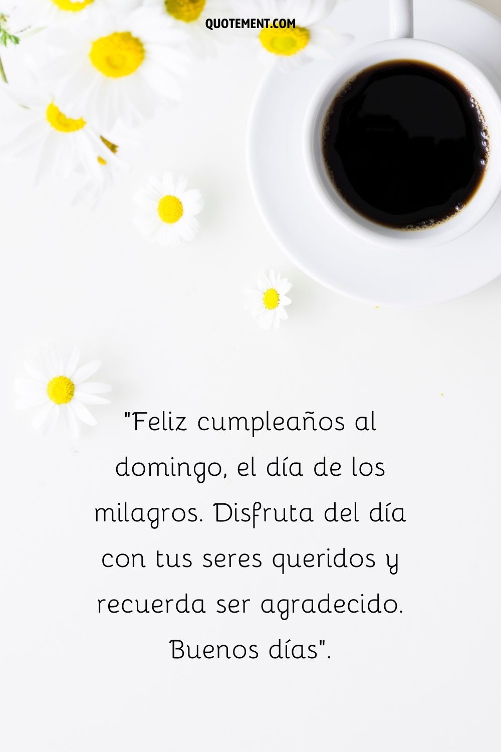 cafe oscuro y flores blancas sobre la mesa representando el saludo de buenos dias del domingo