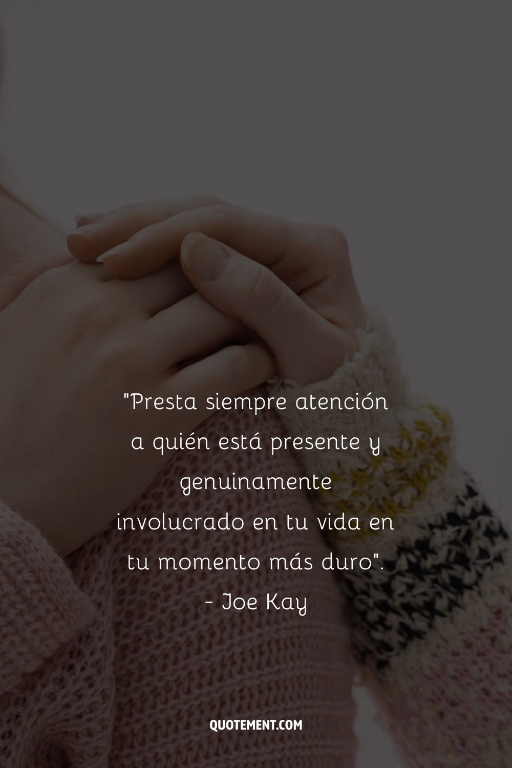Presta siempre atención a quién está presente y genuinamente involucrado en tu vida en tu momento más duro". - Joe Kay
