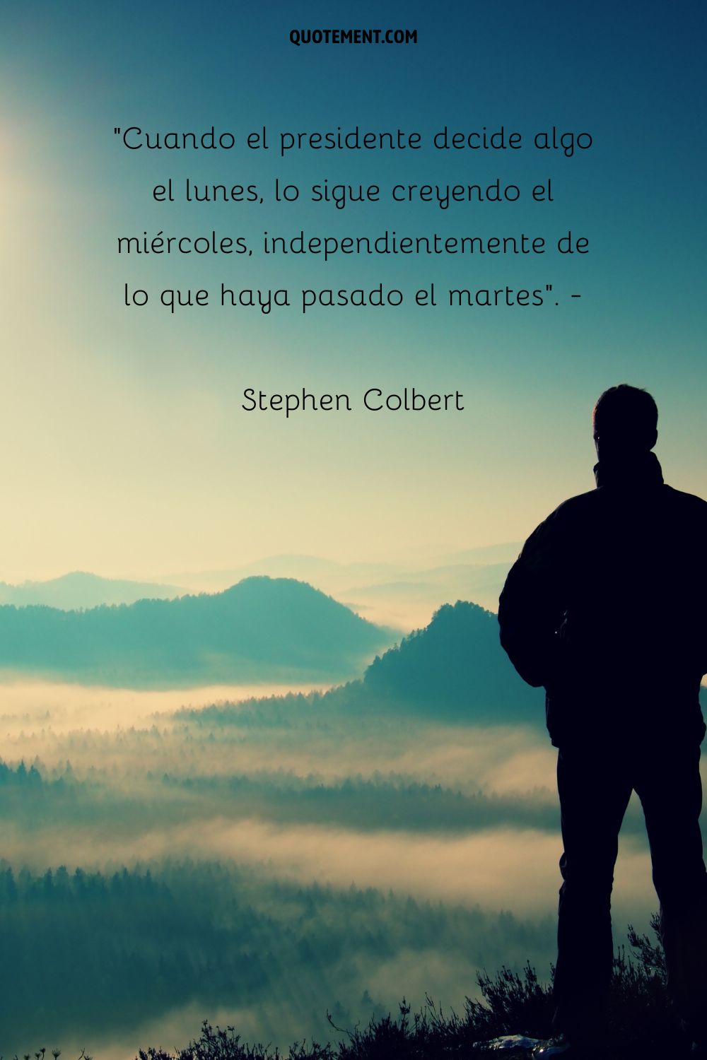 un hombre contempla el majestuoso paisaje desde la cima de la montaña