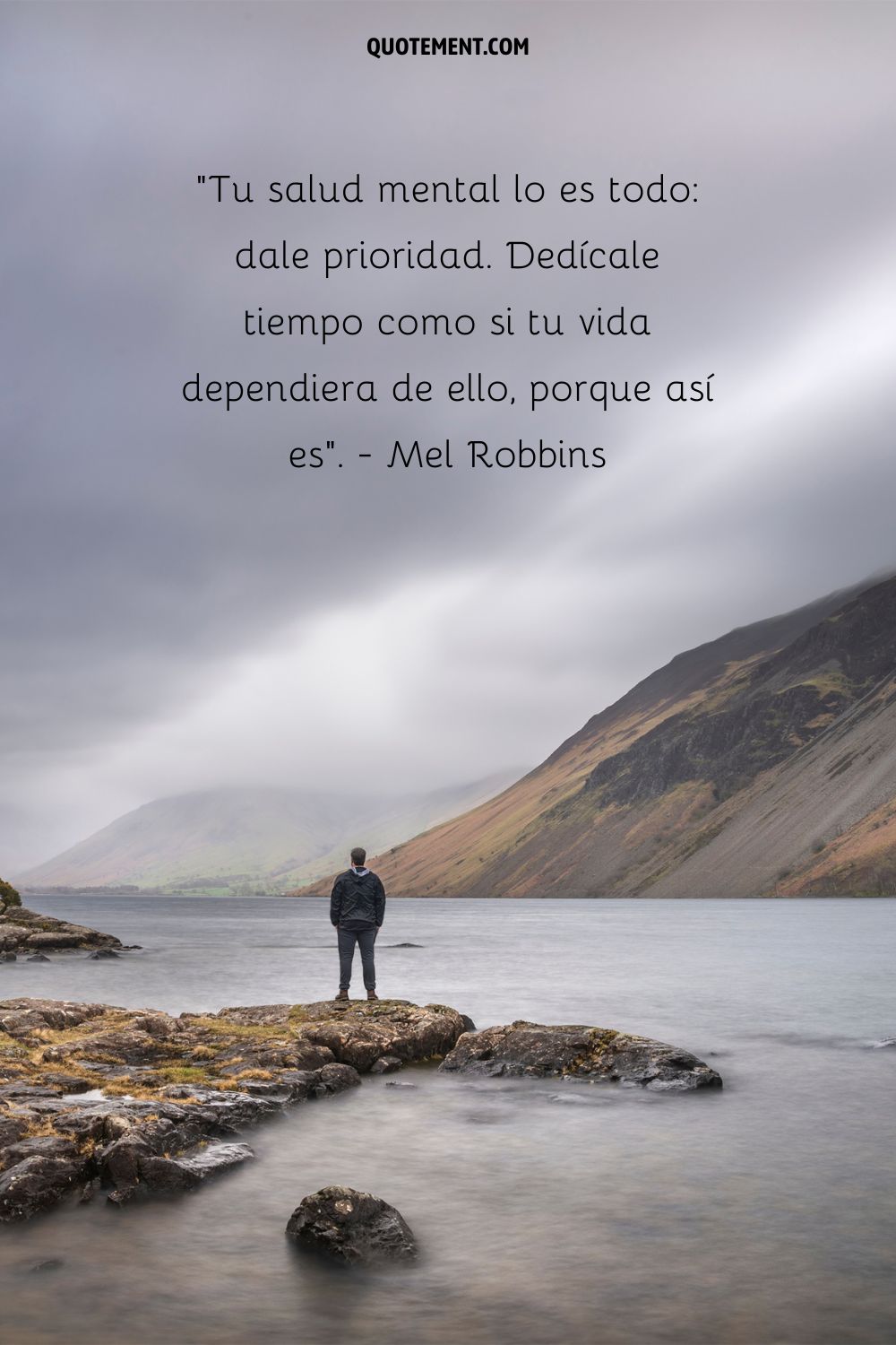 un hombre sobre una piedra de agua contempla la naturaleza