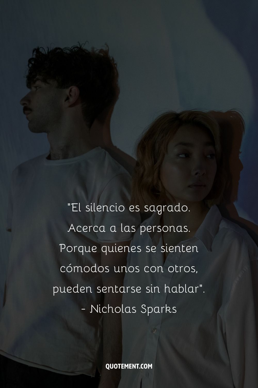 "El silencio es sagrado. Acerca a las personas. Porque quienes se sienten cómodos unos con otros, pueden sentarse sin hablar". - Nicholas Sparks