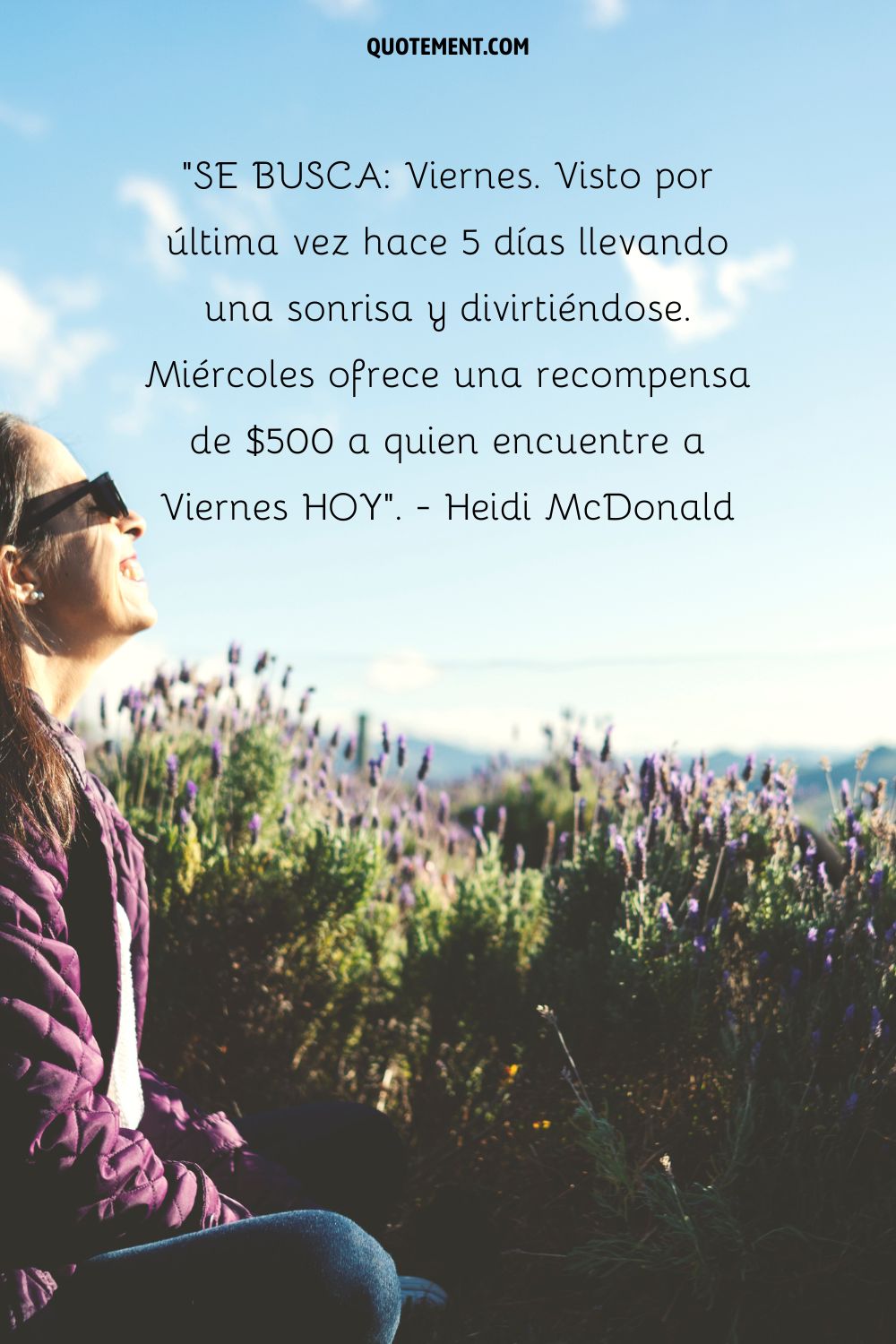 una chica sonriente sentada en un campo de lavanda que representa una cita positiva divertida del miércoles