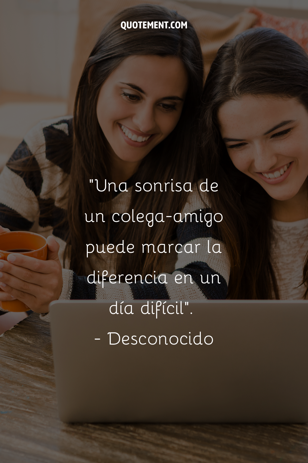 dos chicas riendo y mirando a un macbook que representa el trabajo citas de amistad