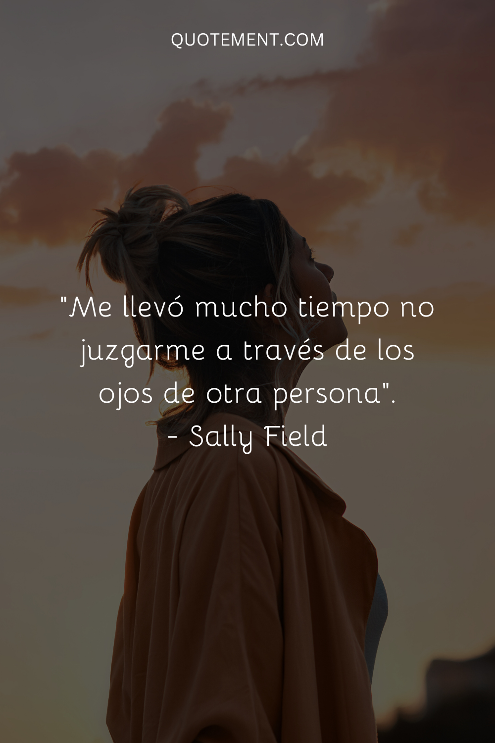 Me llevó mucho tiempo no juzgarme a través de los ojos de otra persona. - Sally Field