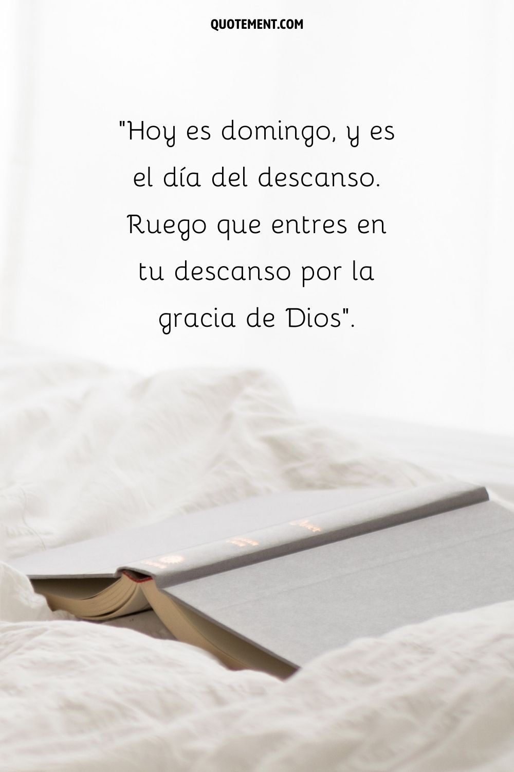 libro abierto sobre la cama que representa el mensaje de buenos días del domingo