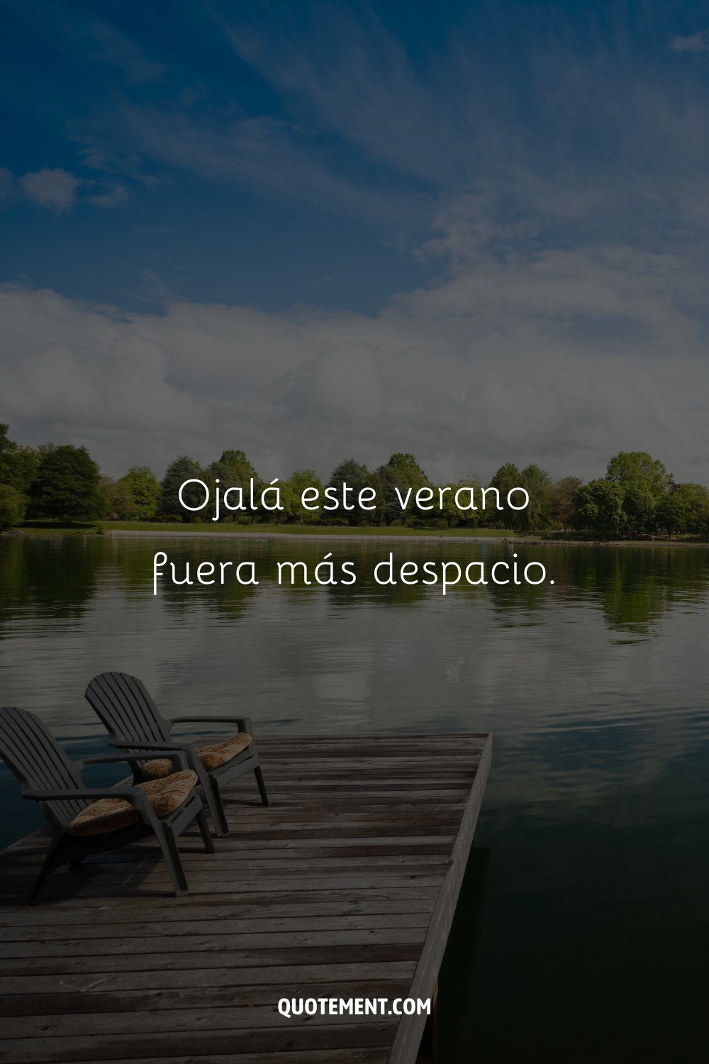 porche junto al lago que representa una cita sencilla de la vida lacustre