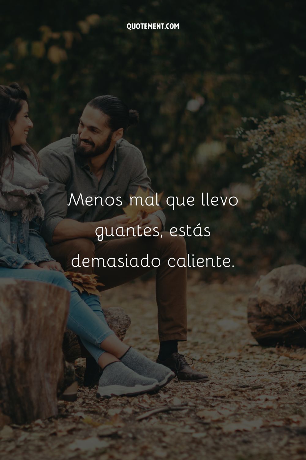 Pareja sonriente disfrutando juntos del otoño