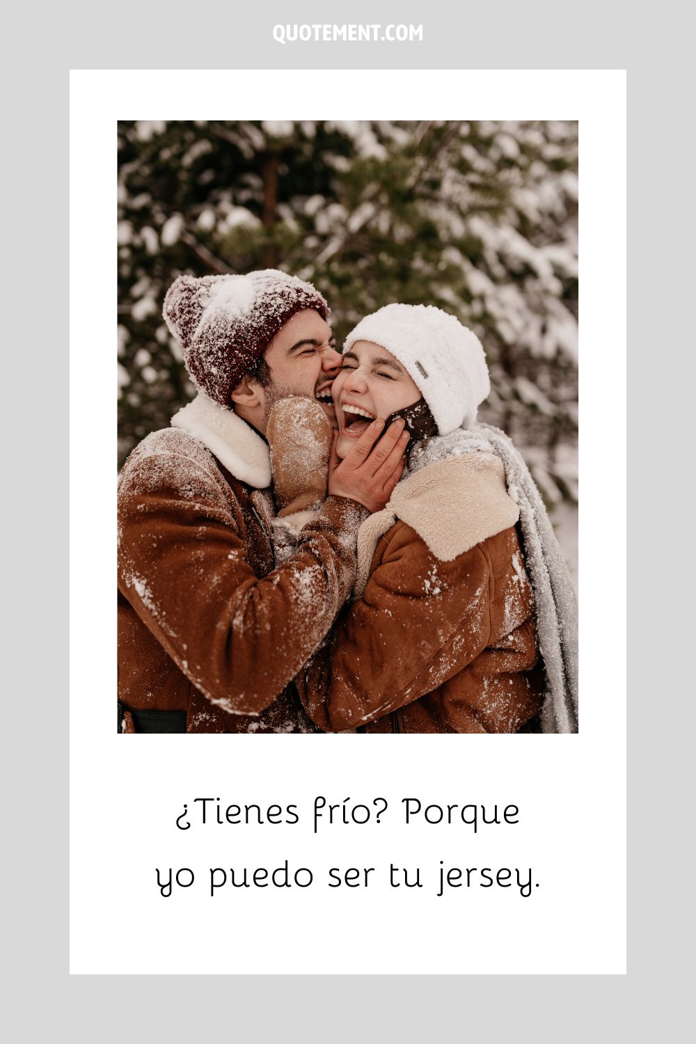 una pareja feliz comparte un cálido abrazo y risas en un día de nieve