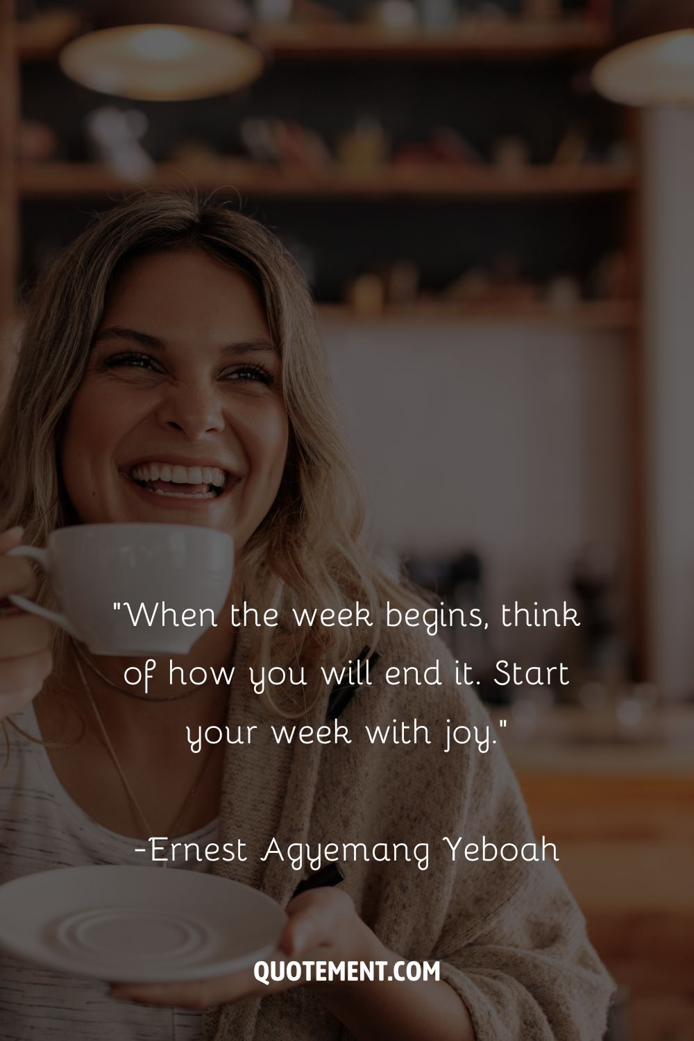 Una mujer rubia sonriendo y sosteniendo una taza que representa la cita top new week