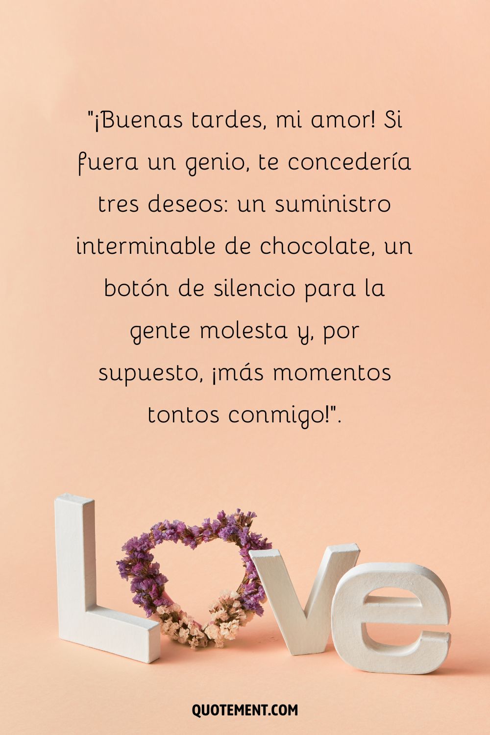 La palabra LOVE con la O de flores moradas sobre fondo rosa pálido