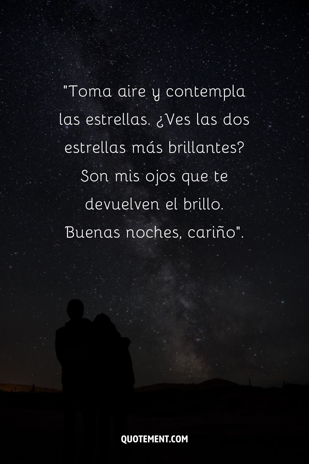Dos personas abrazadas, silueteadas contra el cielo estrellado