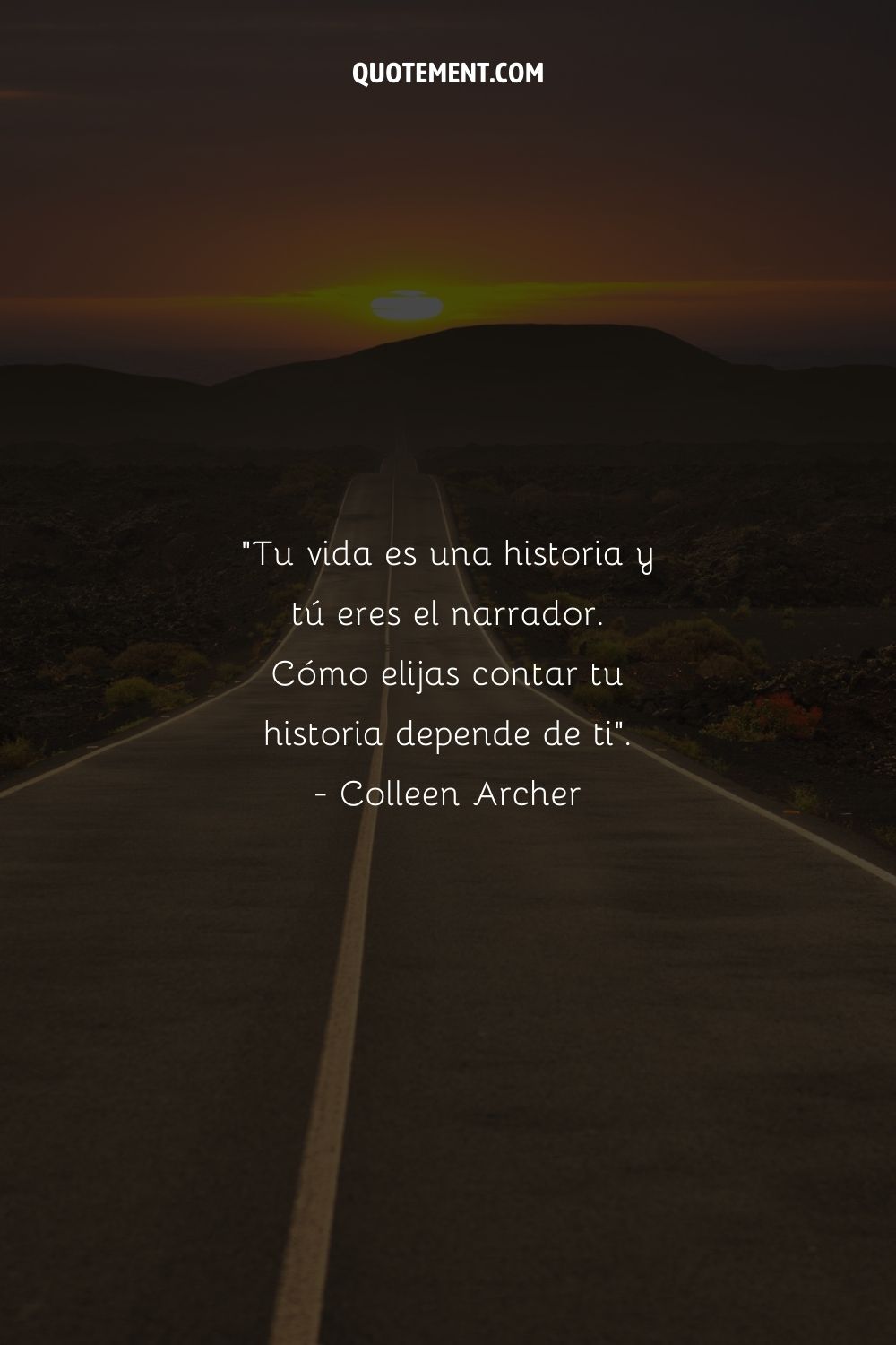 carretera disolviéndose en la dorada puesta de sol que representa una cita sobre la historia de la vida