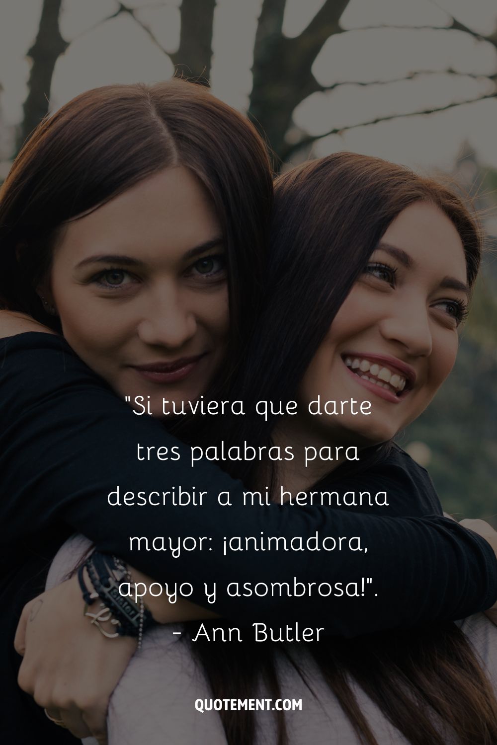 Dos niñas sonrientes representando una cita sobre hermanas mayores