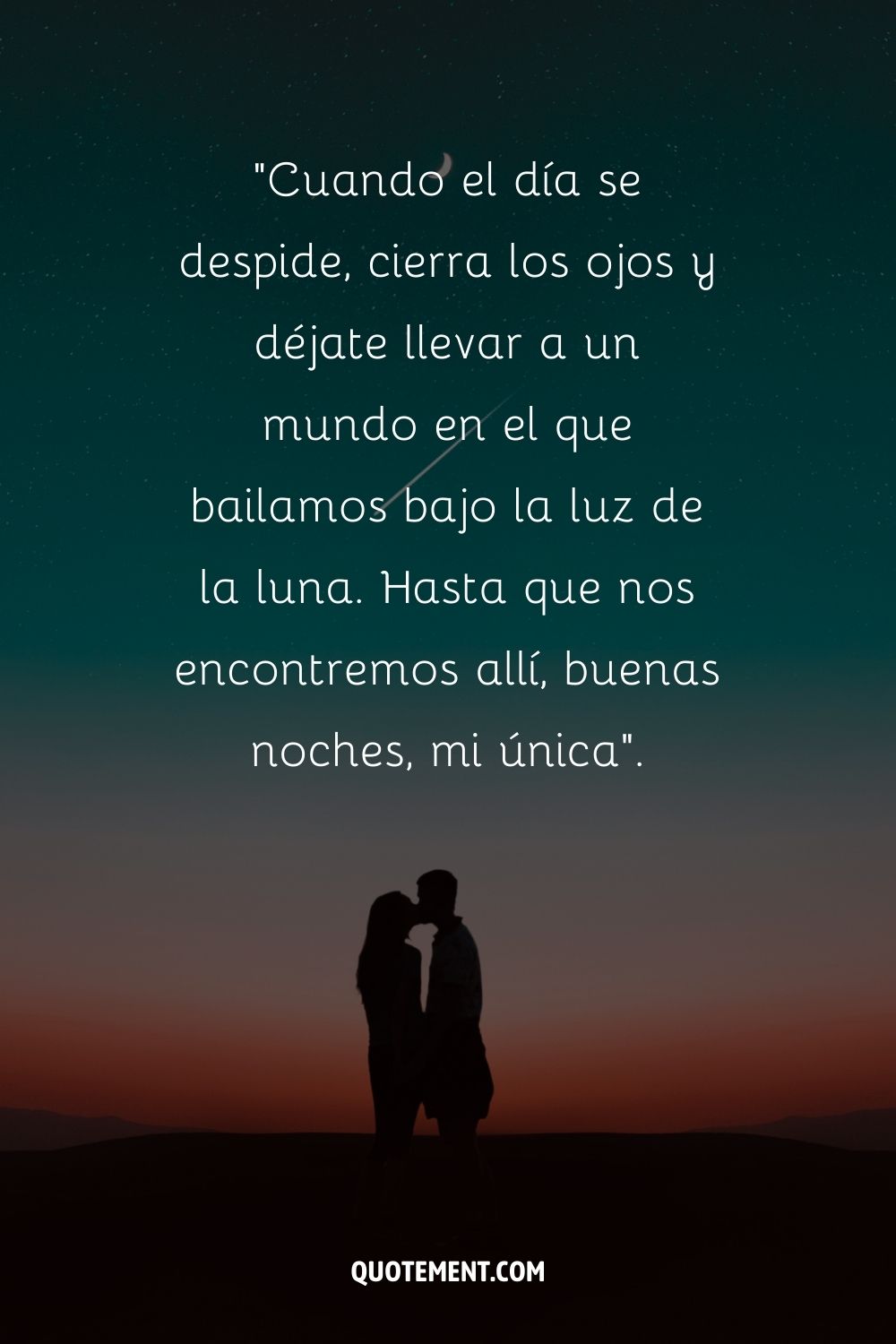 Dos personas en un romántico abrazo con un cielo nocturno y un resquicio de luna sobre sus cabezas.