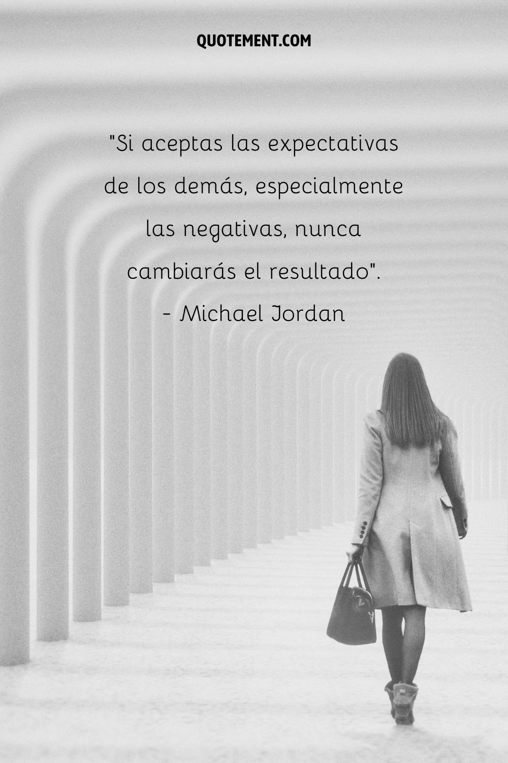 "Si aceptas las expectativas de los demás, especialmente las negativas, nunca cambiarás el resultado". - Michael Jordan