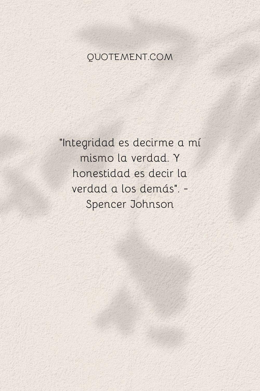cita sobre honestidad e integridad en una pared blanca con sombra de árbol