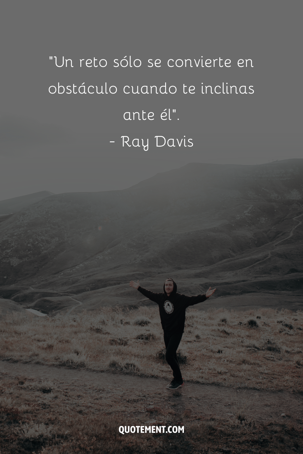 "Un reto sólo se convierte en obstáculo cuando te inclinas ante él". - Ray Davis