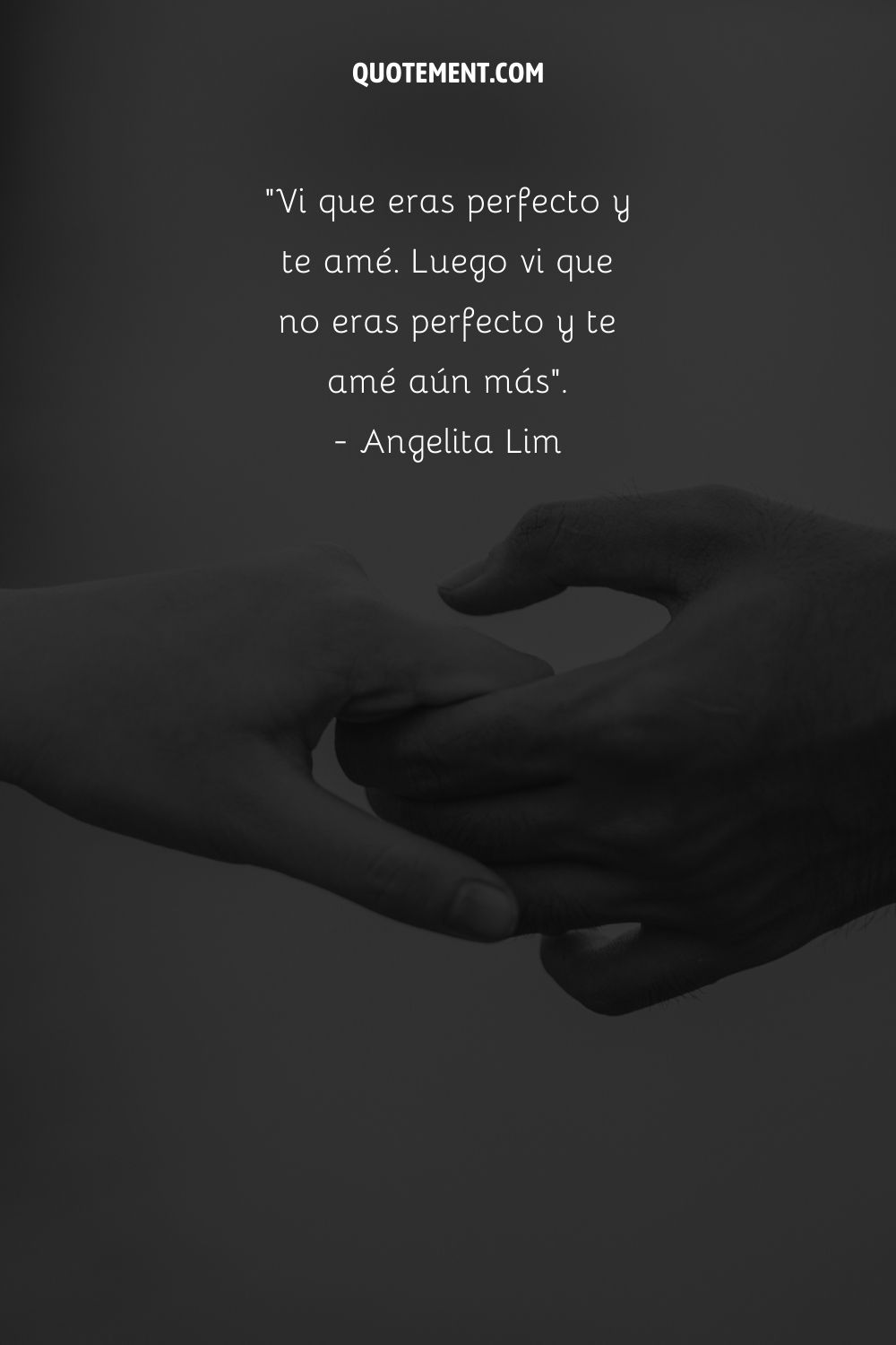 Mano entrelazada que representa una cita sobre amar a una persona imperfecta