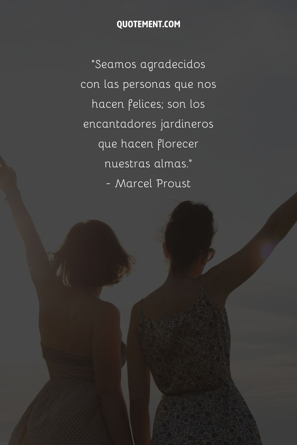 Dos chicas de pie juntas representando una cita de amigo de Marcel Proust.