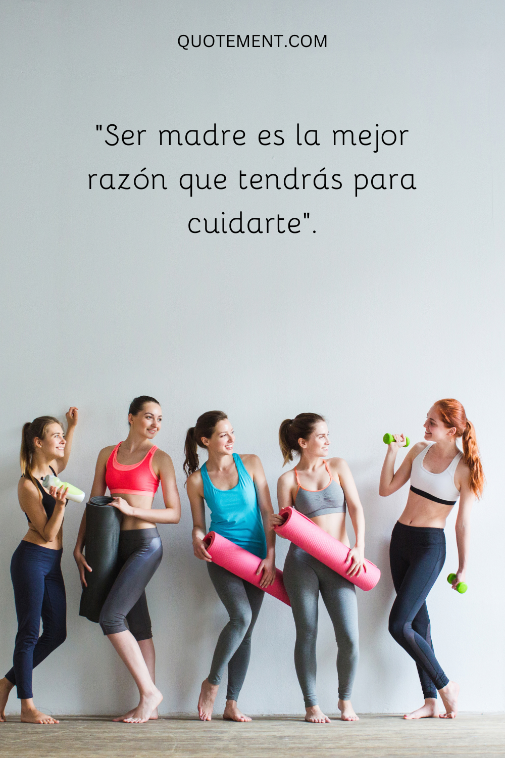 chica musculosa levantando imagen que representa a mamá en forma hacer ejercicio cita