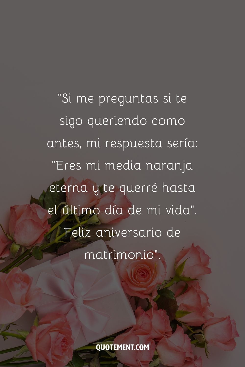 Una romántica composición de rosas rojas aterciopeladas dispuestas sobre un fondo apagado