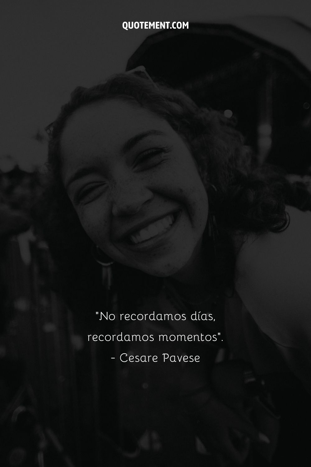 Imagen de una chica feliz representando una cita sobre momentos que recordamos