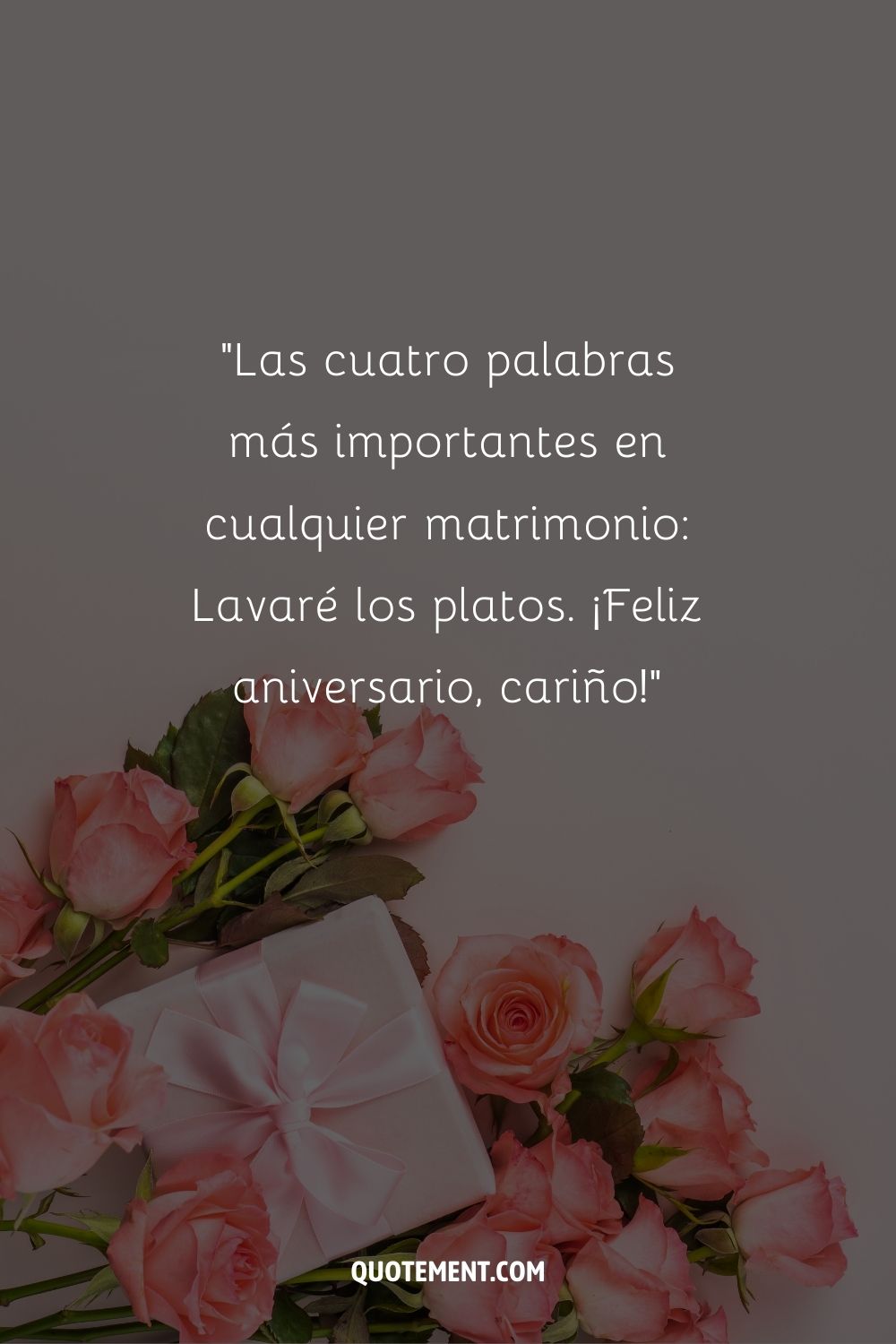 Rosas rosas dispuestas con gracia junto a un regalo atado con un lazo limpio